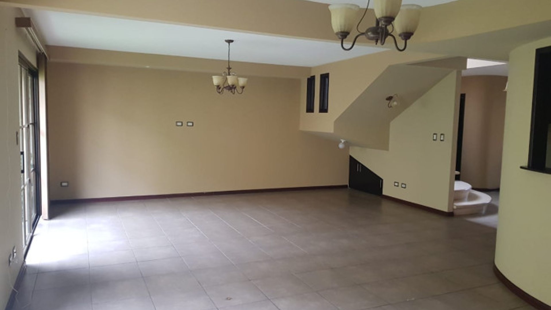 Casa en Venta en Villas Suiza Zona 16, Ideal Inversión!