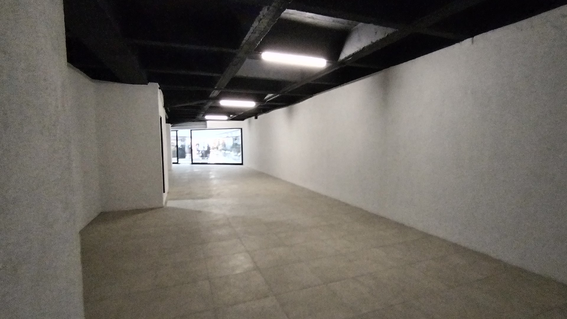 ALQUILO LOCAL COMERCIAL EN EDIFICIO GEMINIS 10 - Miniatura 4