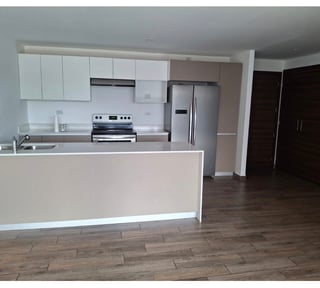Lujo y Confort en Zona 15: Apartamento de 3 Hab. en Renta