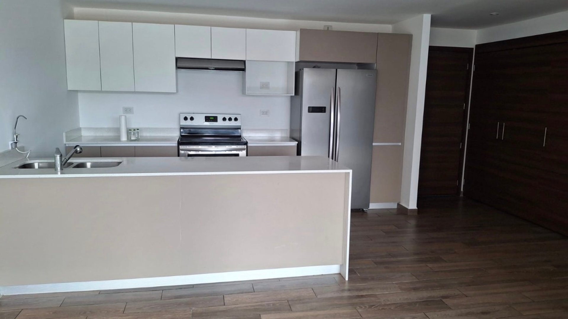 Lujo y Confort en Zona 15: Apartamento de 3 Hab. en Renta
