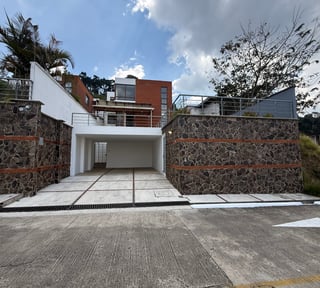 Edificio de 9 niveles con Helipuerto En Renta – Zona 10, Ciudad de Guatemala