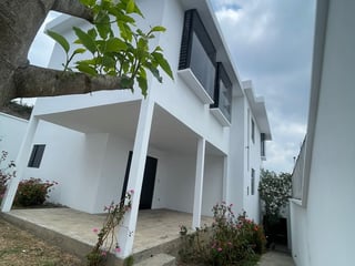 Venta de casa en Pinares de San Cristobal  remodelada, ambientes amplios e iluminados - 3