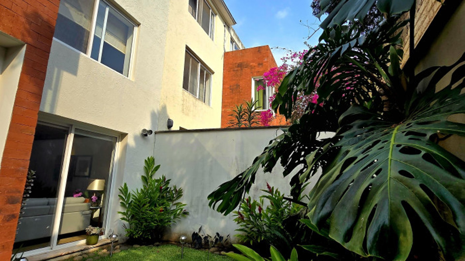 Casa en venta en La Montaña Zona 16 dentro de garita