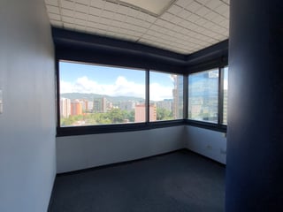 En Alquiler oficina en edificio comercial en zona 10 - 5