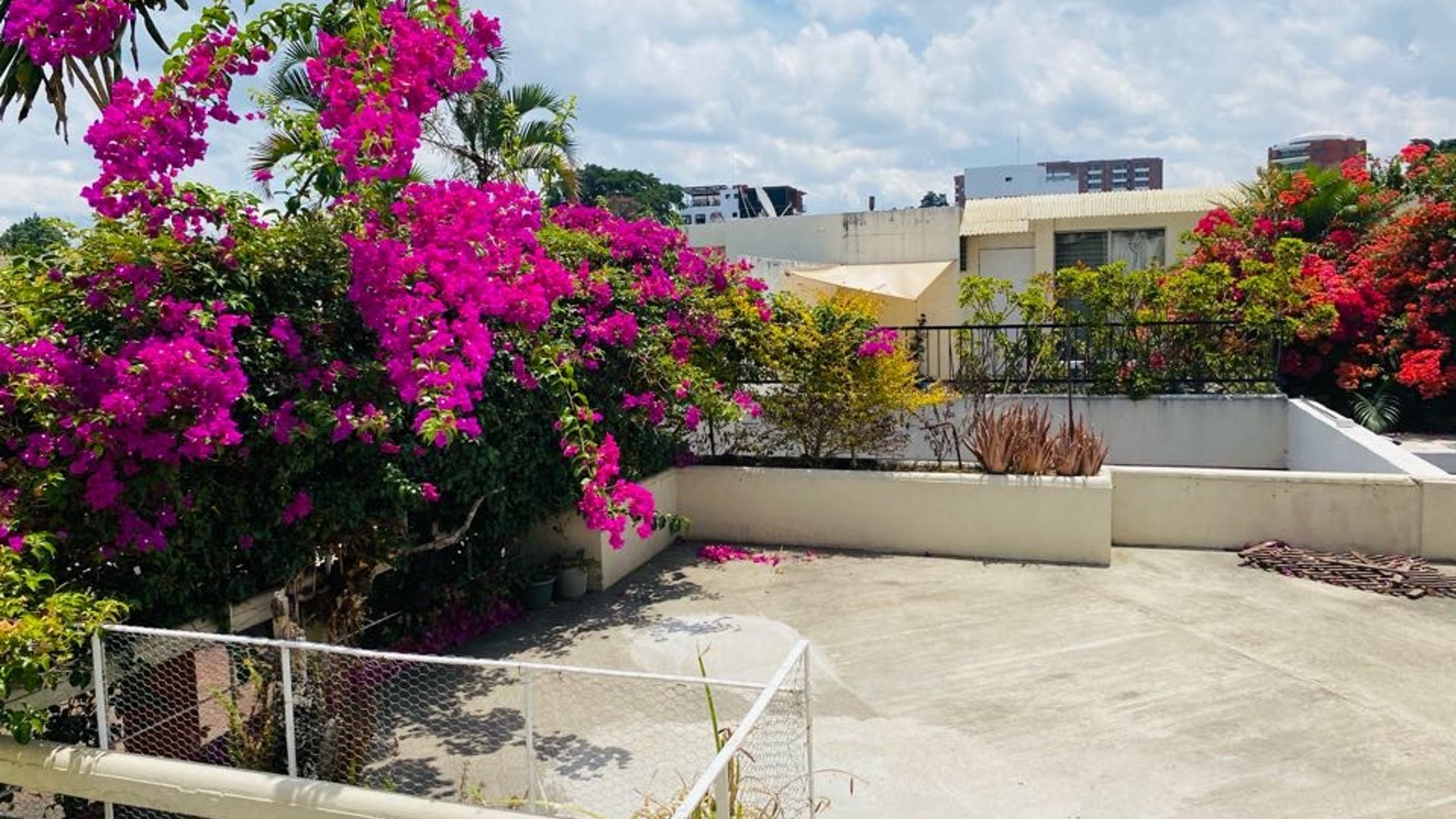 CASA EN VENTA O RENTA EN ZONA 14 CONDOMINIO 5-13 EN LA VILLA