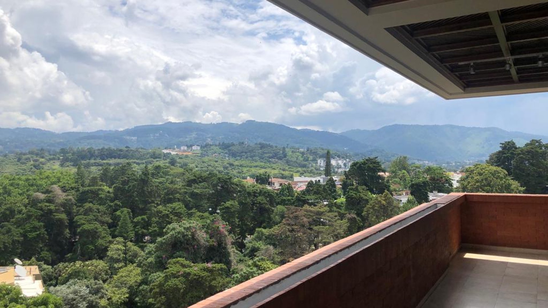 Vendo Apartamento en  Edificio Vista Real ubicado en zona 14