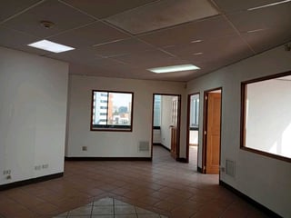 *Alquiler de oficina tabicada en Edificio Murano Center zona 10* - 2