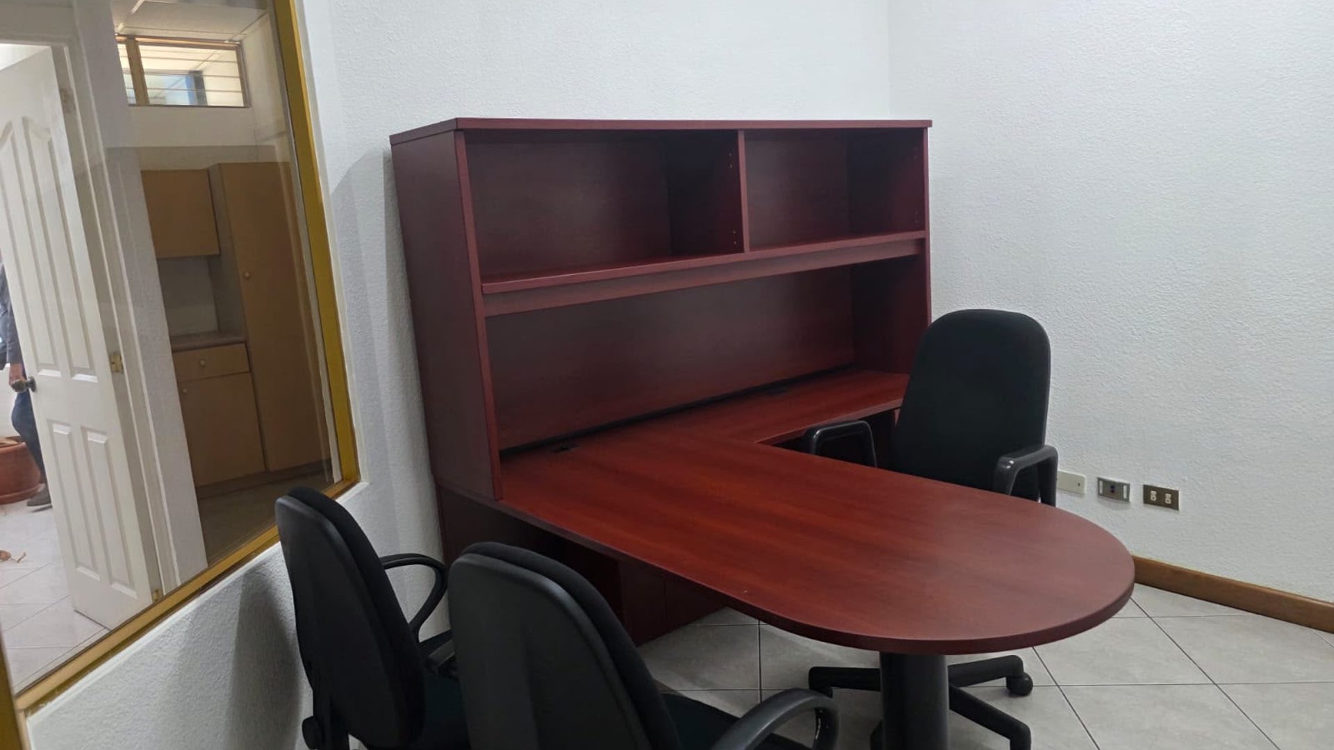 PRECIOSA Y FUNCIONAL OFICINA AMUEBLADA EUROPLAZA - Miniatura 3