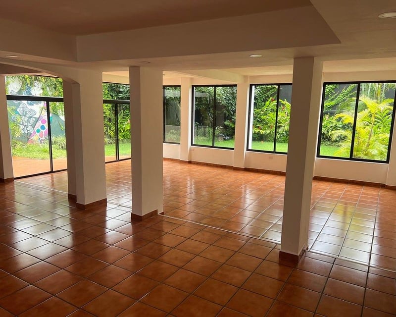 Casa en Alquiler – Zona 14 | Sector La Villa para oficina o vivienda