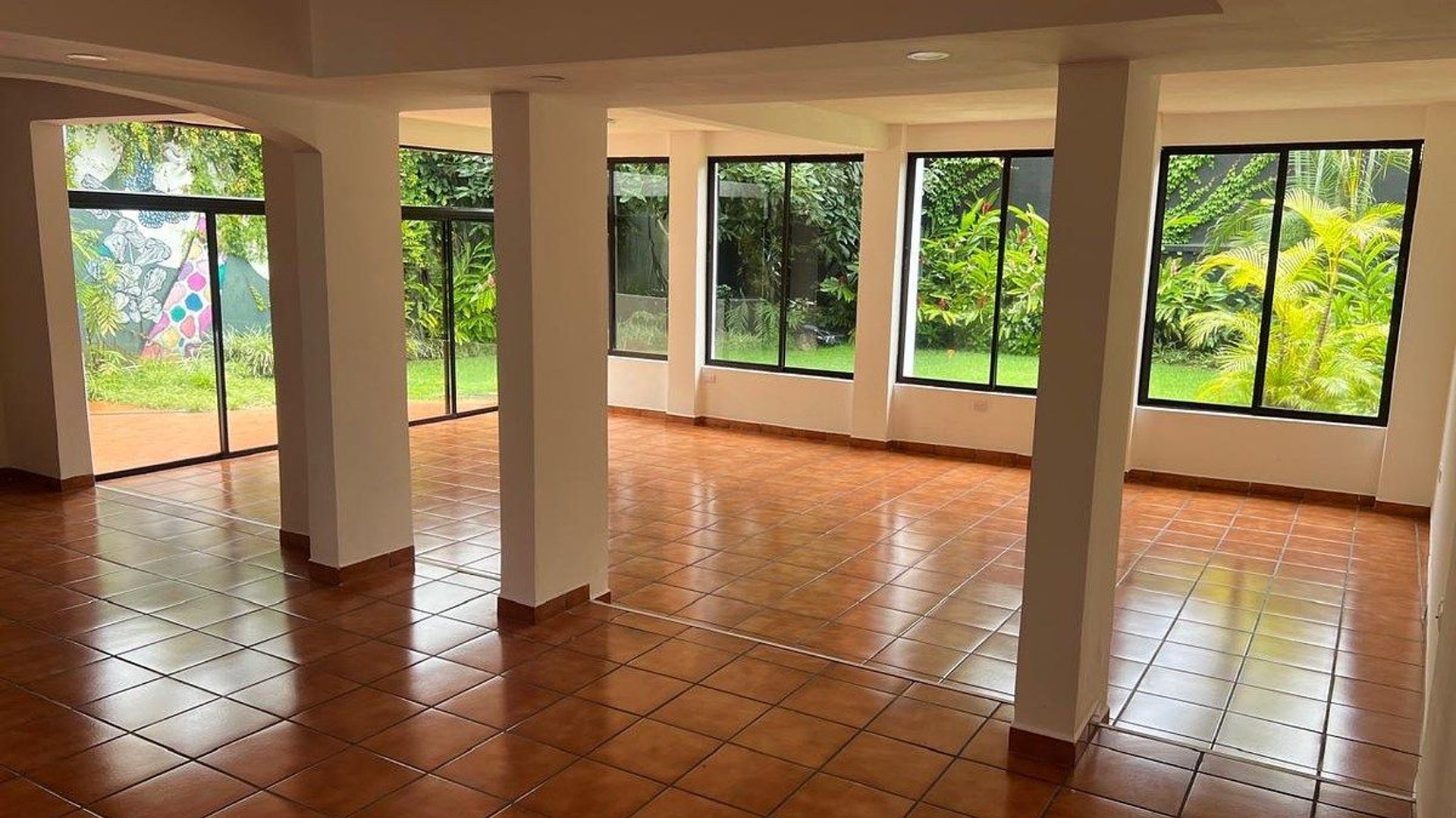 Casa en Alquiler – Zona 14 | Sector La Villa para oficina o vivienda