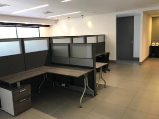 Oficina en venta en Edificio Desing Center zona 10 - 5