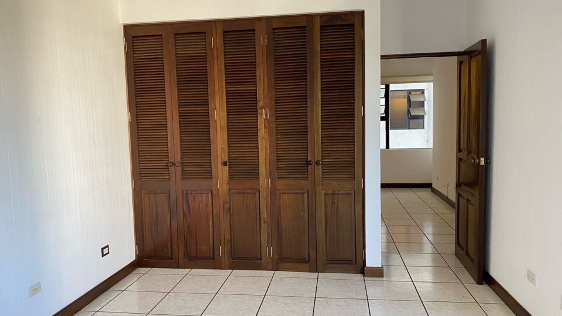 Apartamento amplio en Renta Zona 15, cerca de Metro15 - Miniatura 5