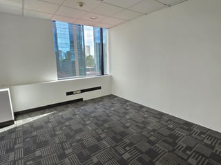 En renta oficina comercial en Europlaza Zona 14 - 3