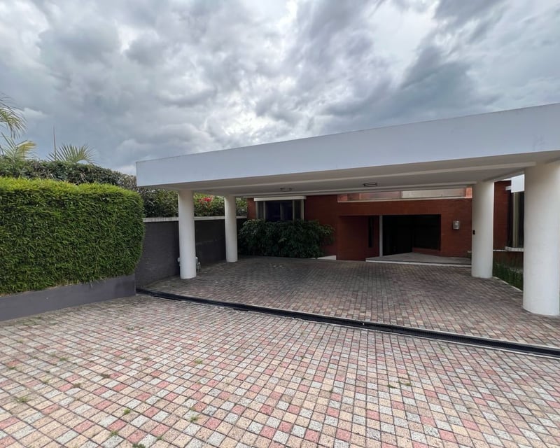 *Venta de amplia casa en Condominio – Colonia El Prado, Zona 10*