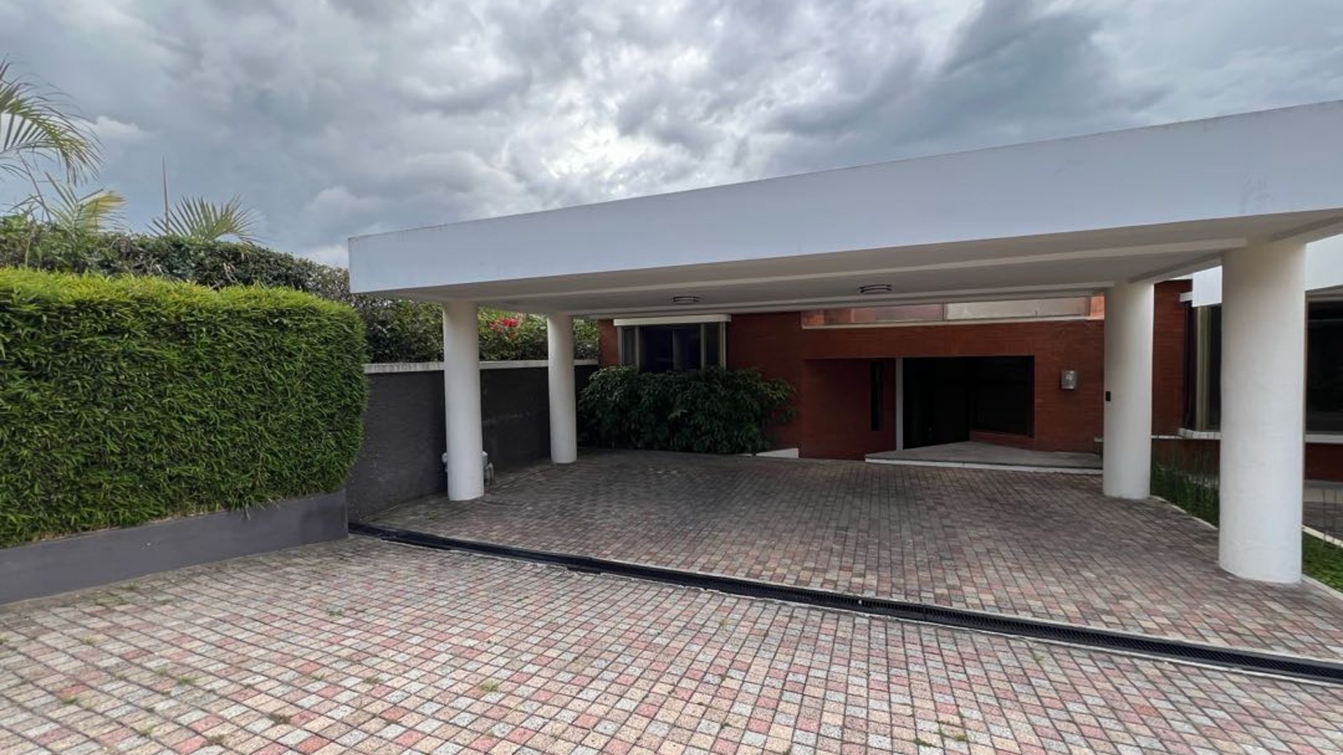*Venta de amplia casa en Condominio – Colonia El Prado, Zona 10*
