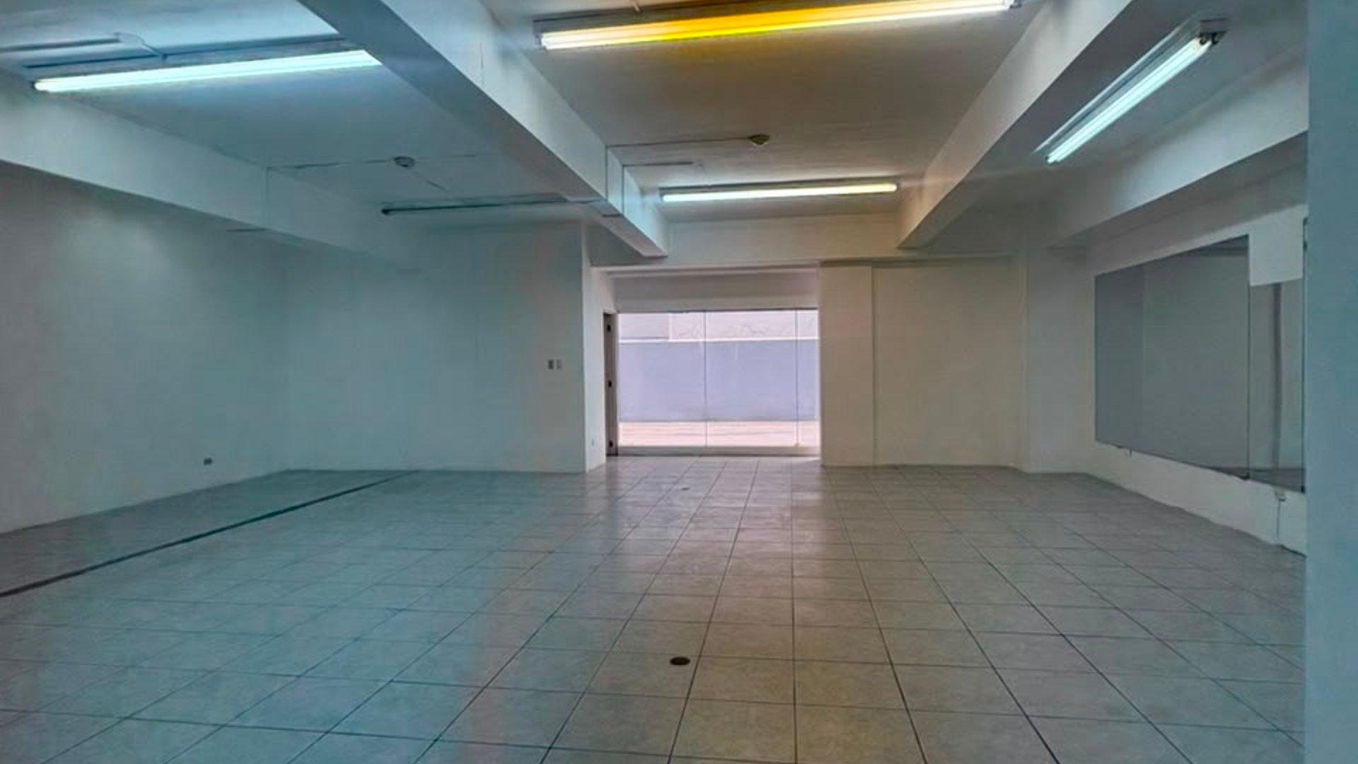 ???? LOCAL COMERCIAL EN RENTA – 111 M² | MURANO CENTER | ZONA 10 - Miniatura 2