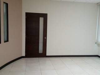 Amplia Oficina en Alquiler en Zona 10 - 4