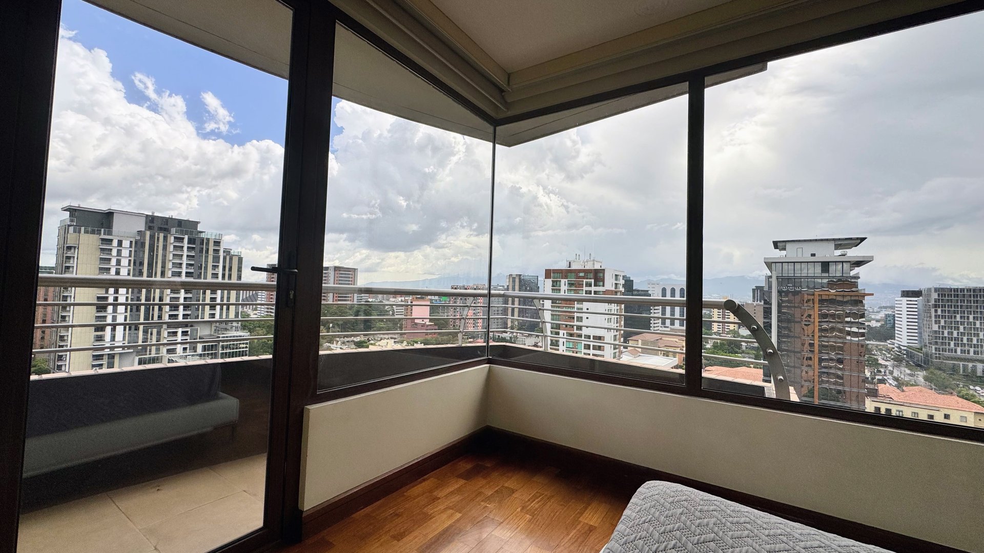 Apartamento amueblado en Renta zona 10 - Miniatura 5