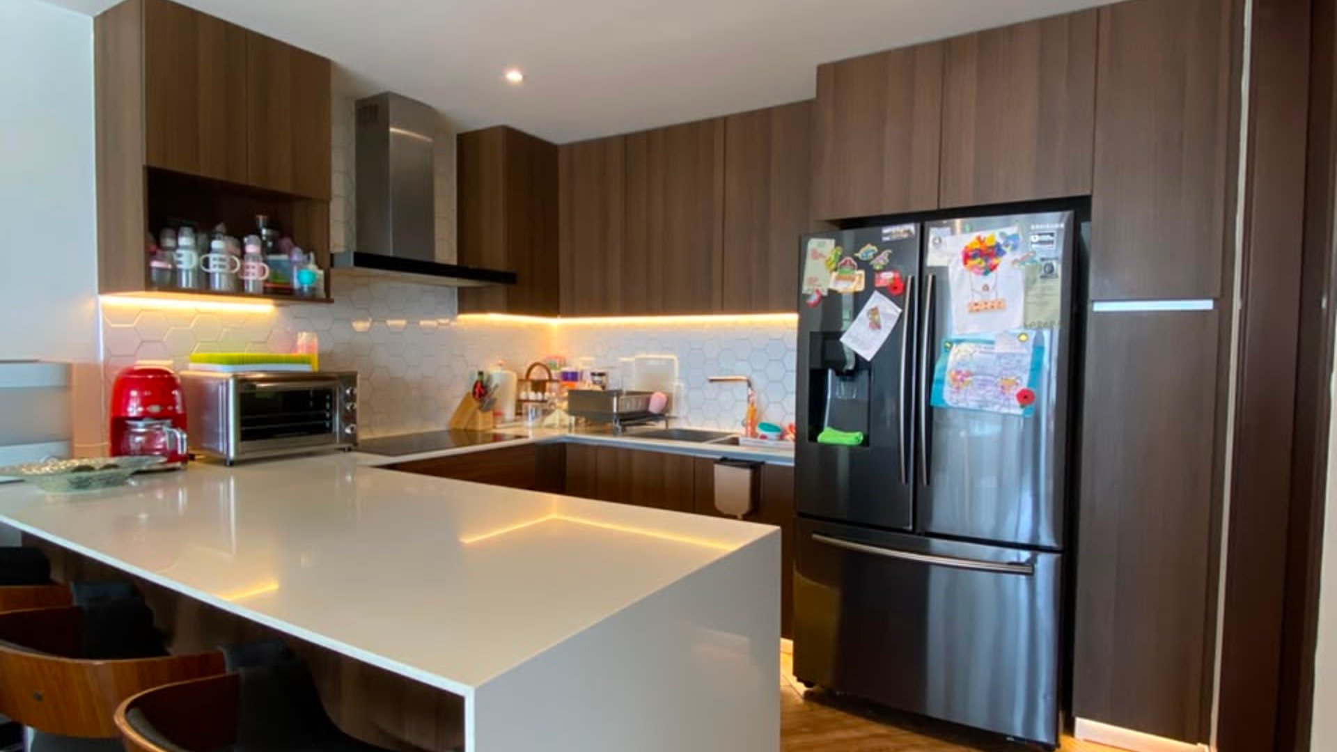 ???? APARTAMENTO EN RENTA – 2 HAB + BALCÓN | EDIFICIO IKARIA | ZONA 15 - Miniatura 3
