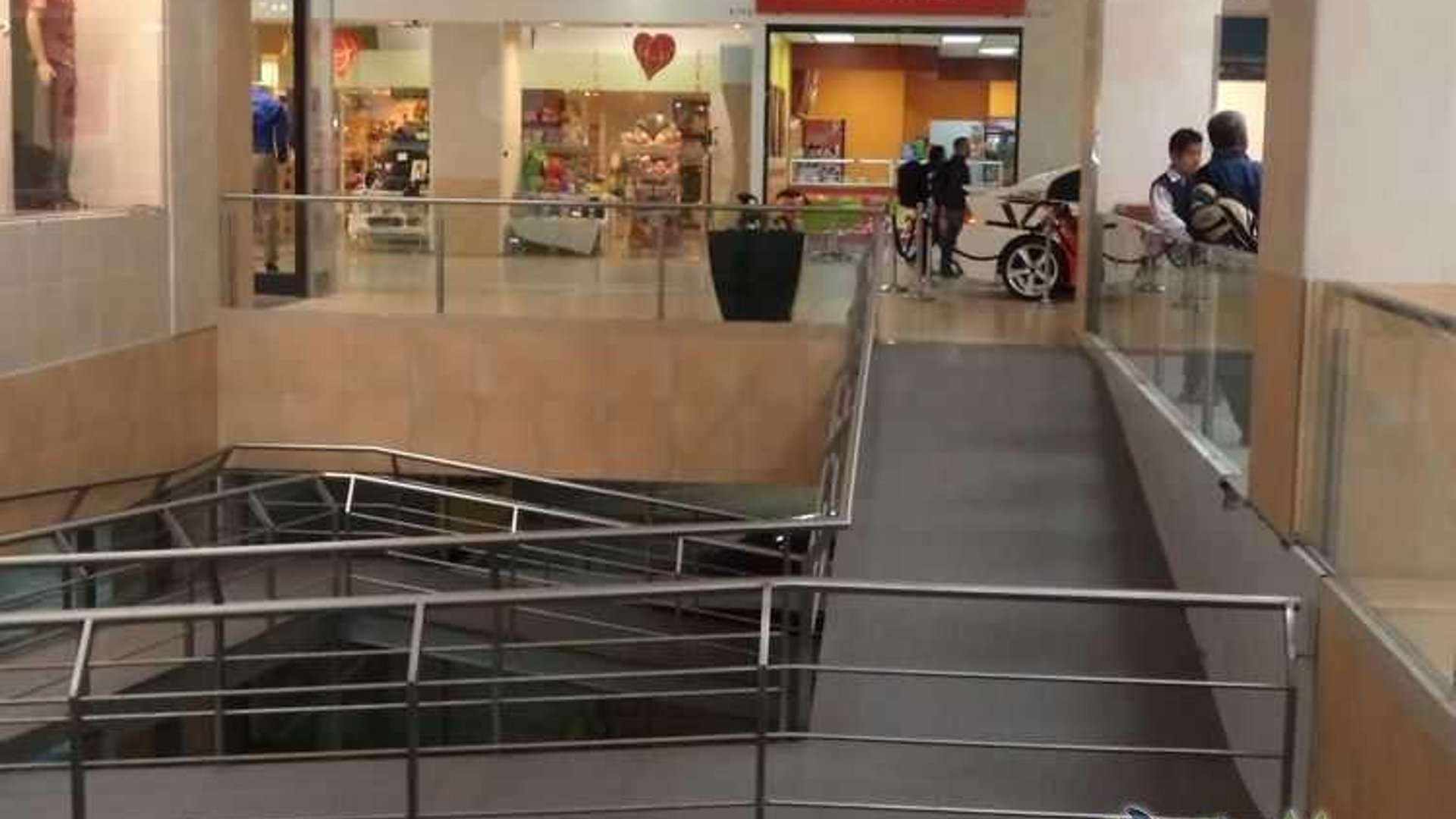 Local en Food Court zona 17 acreditado - Miniatura 2