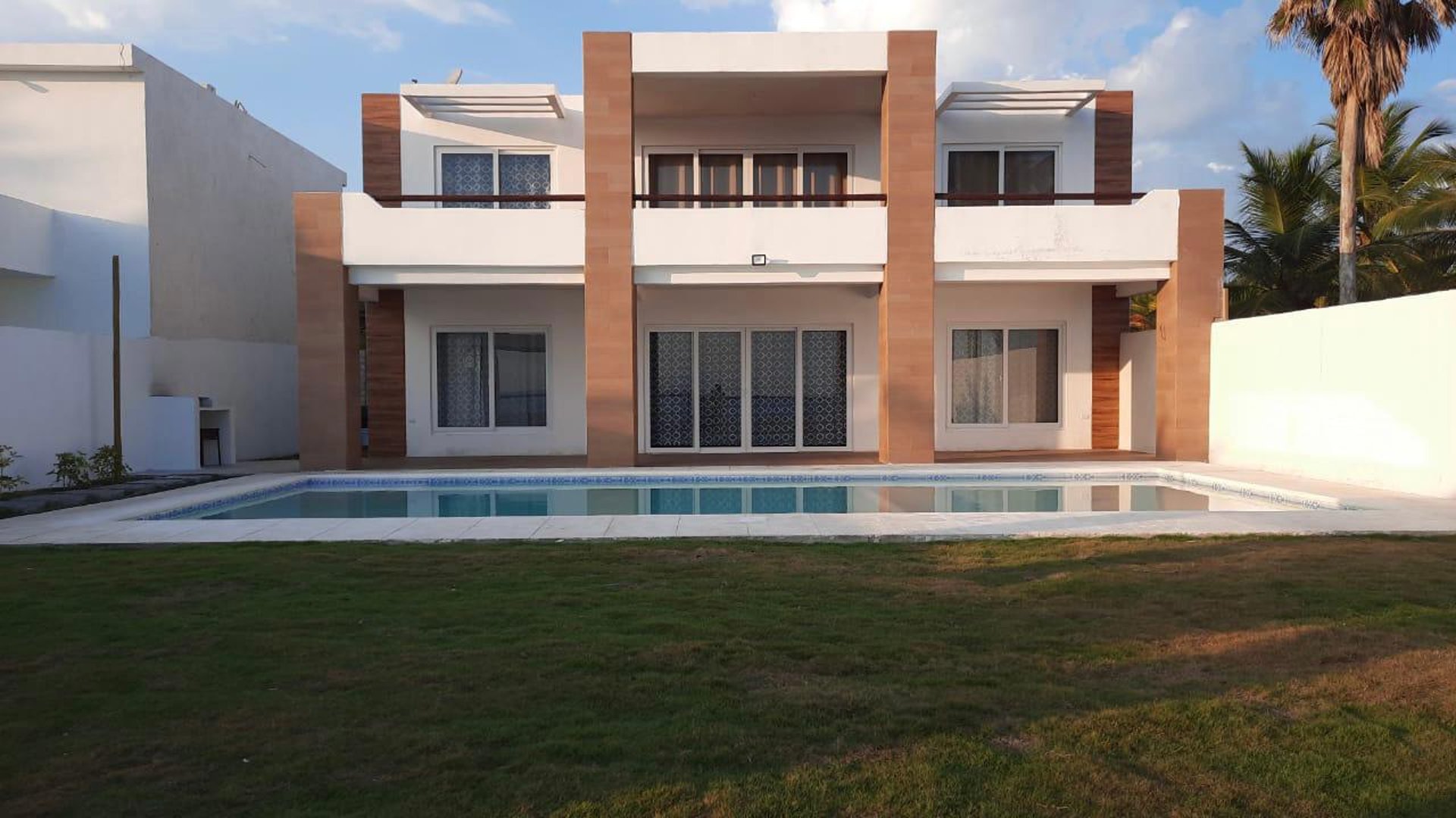 Casa en venta a la orilla de la Playa - Image 1