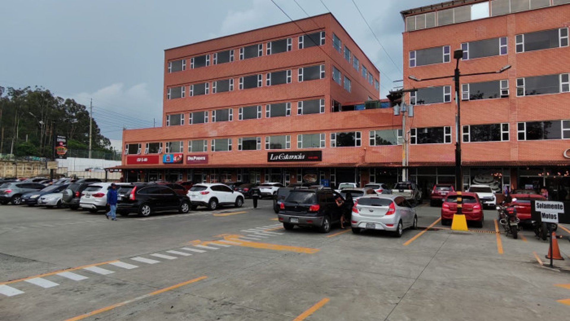 Rento Oficina Comercial zona 12 Plaza Canada - Miniatura 12
