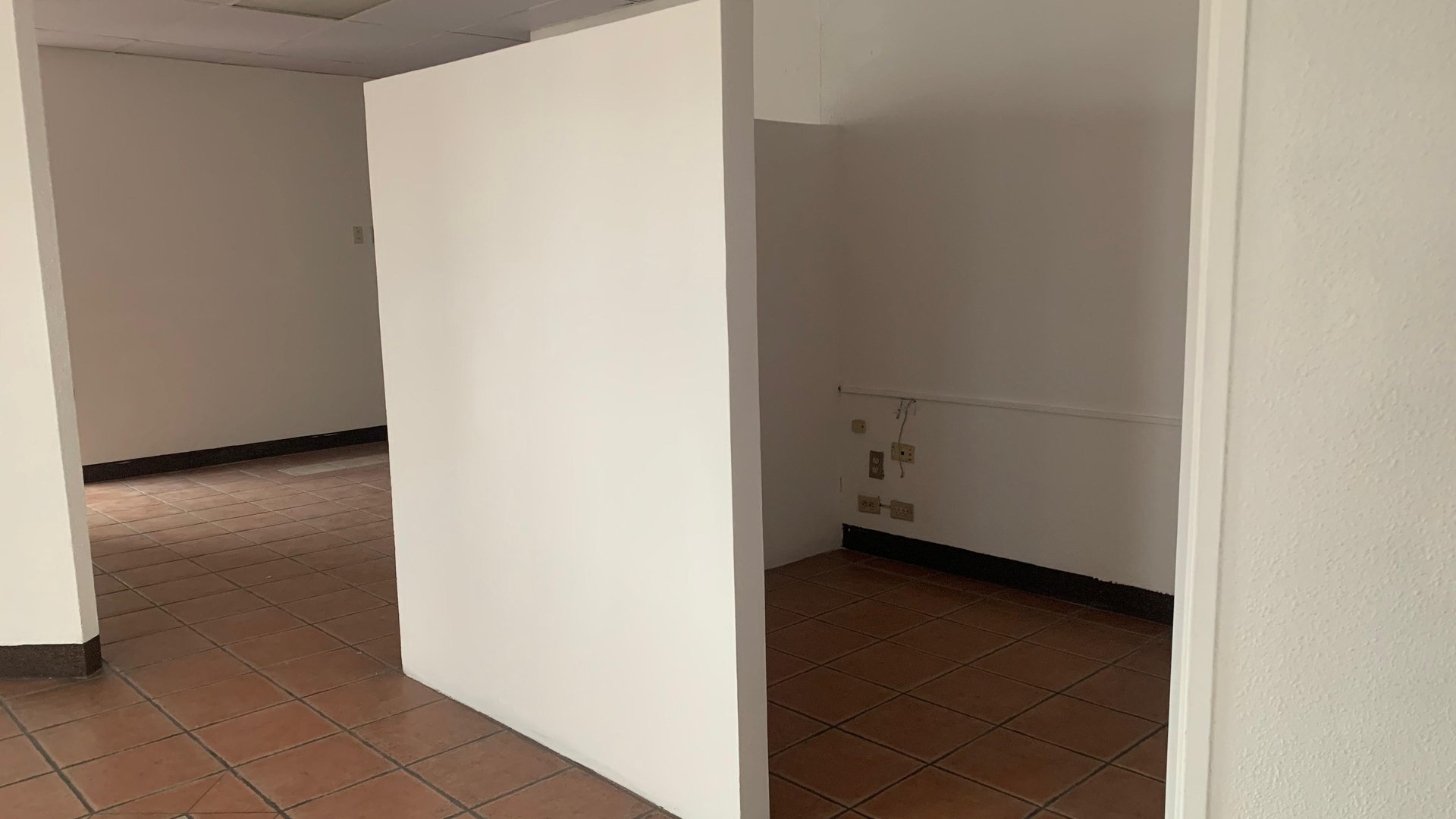 OFICINA EN 154 M2 EN EDIFICIO MURANO CENTER ZONA 10 - Miniatura 8
