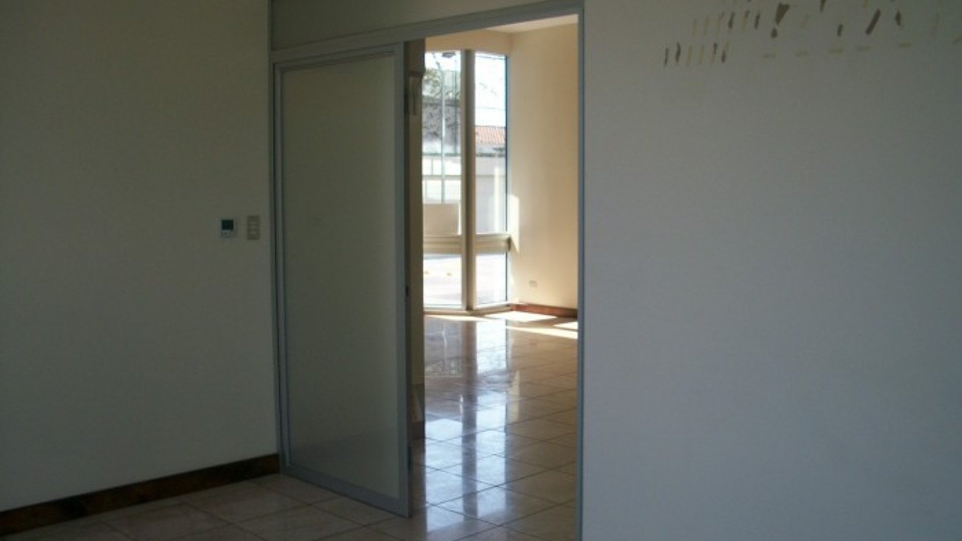 En Venta Local Comercial en zona 15 Edificio Avante - Miniatura 2