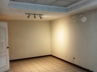 Rento Local u Oficina en Plaza LOREN, CAES - Image 2