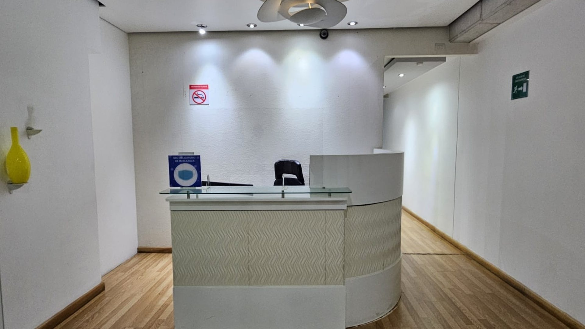 Oficina en alquiler amueblada zona 10 edificio Platina con 9 ambientes + 2 parqueos