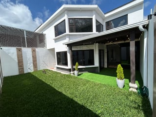 Venta de casa en Los Manantiales con apartamento extra - 4