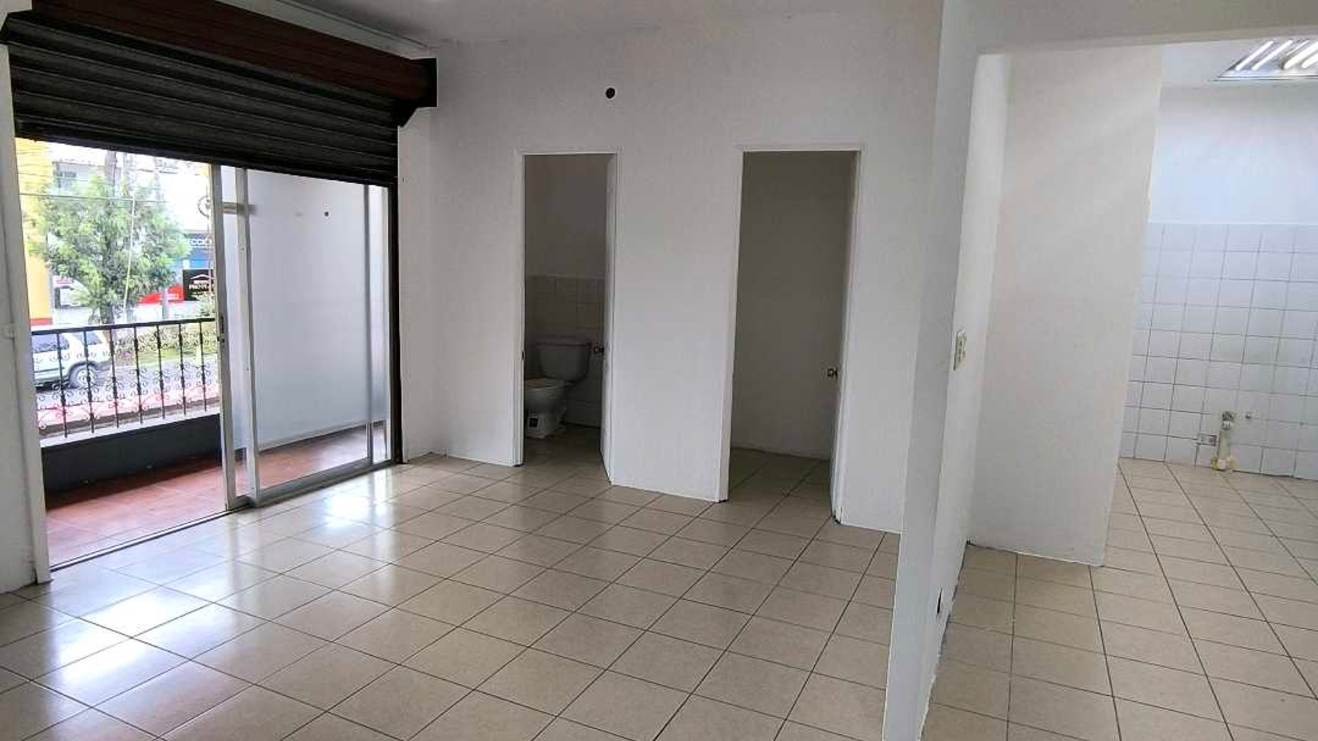 Alquilo Local Comercial en Plaza Utatlan Zona 7 - Miniatura 8