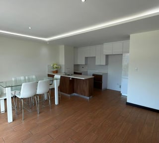 Apartamento con balcon en renta de 3 habitaciones en zona 15 Ref-5695