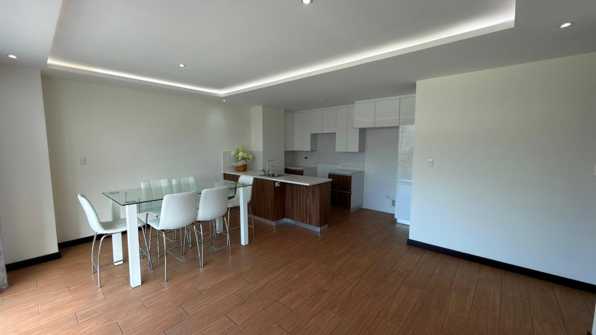 Apartamento con balcon en renta de 3 habitaciones en zona 15 Ref-5695