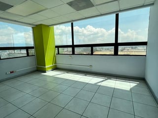 Alquilo Oficinas con excelente ubicación en Calzada Atanacio Tzul z12  - 3