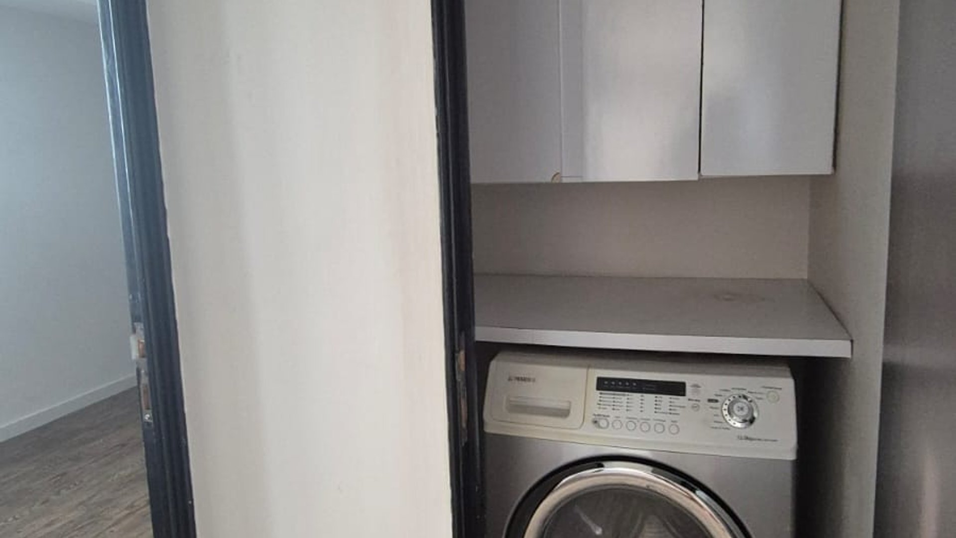 EN VENTA AMPLIO APARTAMENTO REMODELADO ZONA 10 - Miniatura 8