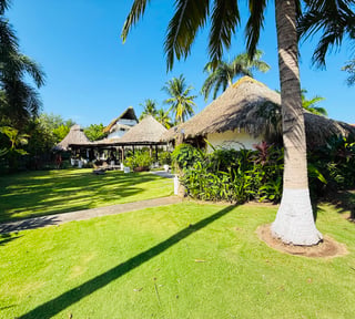 VENTA DE HERMOSA Y AMPLIA CASA - LAS OLAS, PTO. SAN JOSÉ