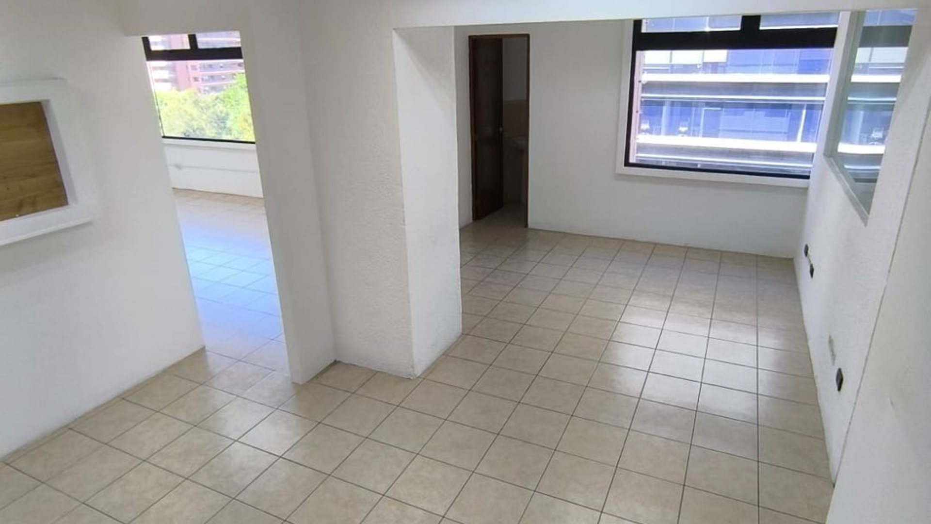 Oficina en renta z 10 frente a Design Center y frente a Oakland Mall