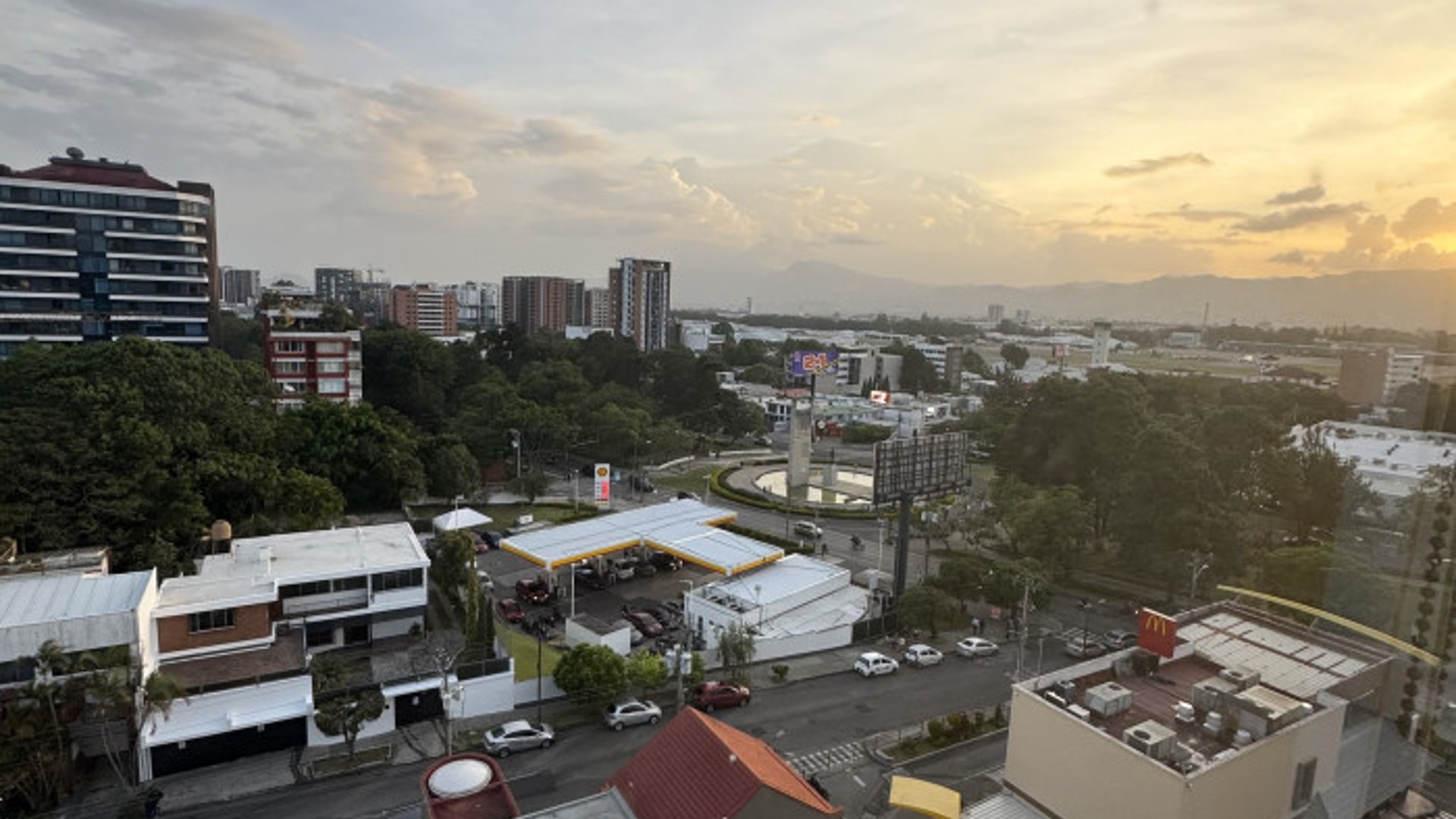 Apartamento en Renta zona 14 Avenida Las Americas - Miniatura 12