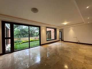 EXCLUSIVA CASA EN ENCINOS DE CAYALA III Zona 16 | 3 Niveles - Image 1