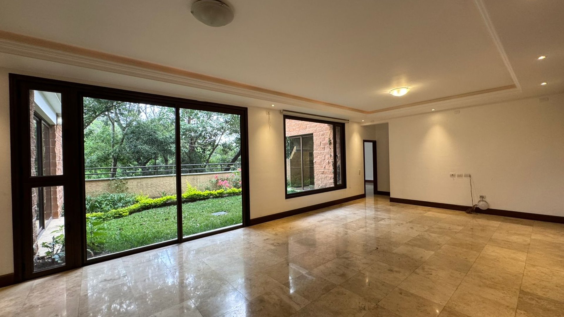 EXCLUSIVA CASA EN ENCINOS DE CAYALA III Zona 16 | 3 Niveles