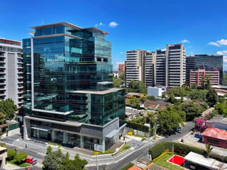Local comercial en renta de 302.35 m2 en Zona 10 - 4