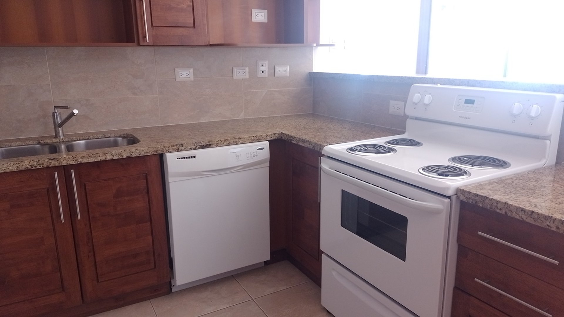 Alquilo Apartamento de 2 dormitorios Zona 15 - Miniatura 2