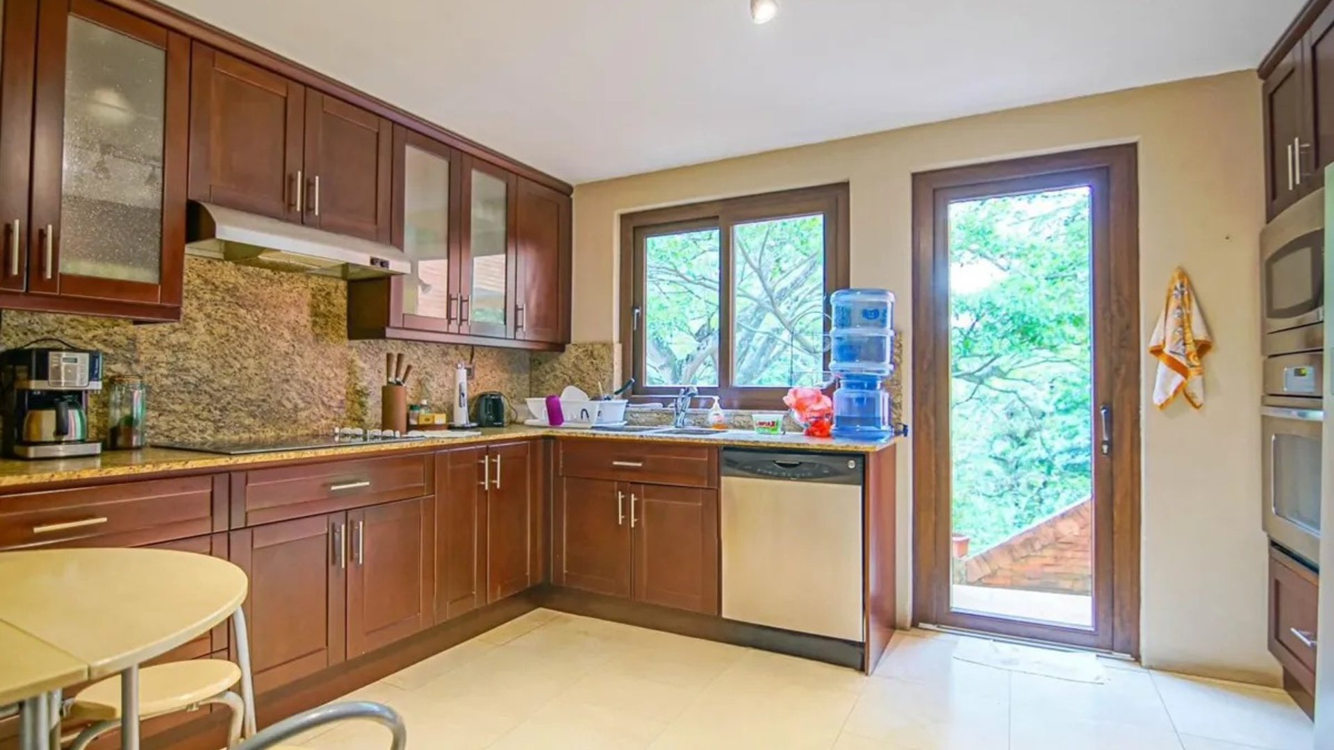 Casa dentro de garita en venta de 4 habitaciones en zona 15 Ref-5683