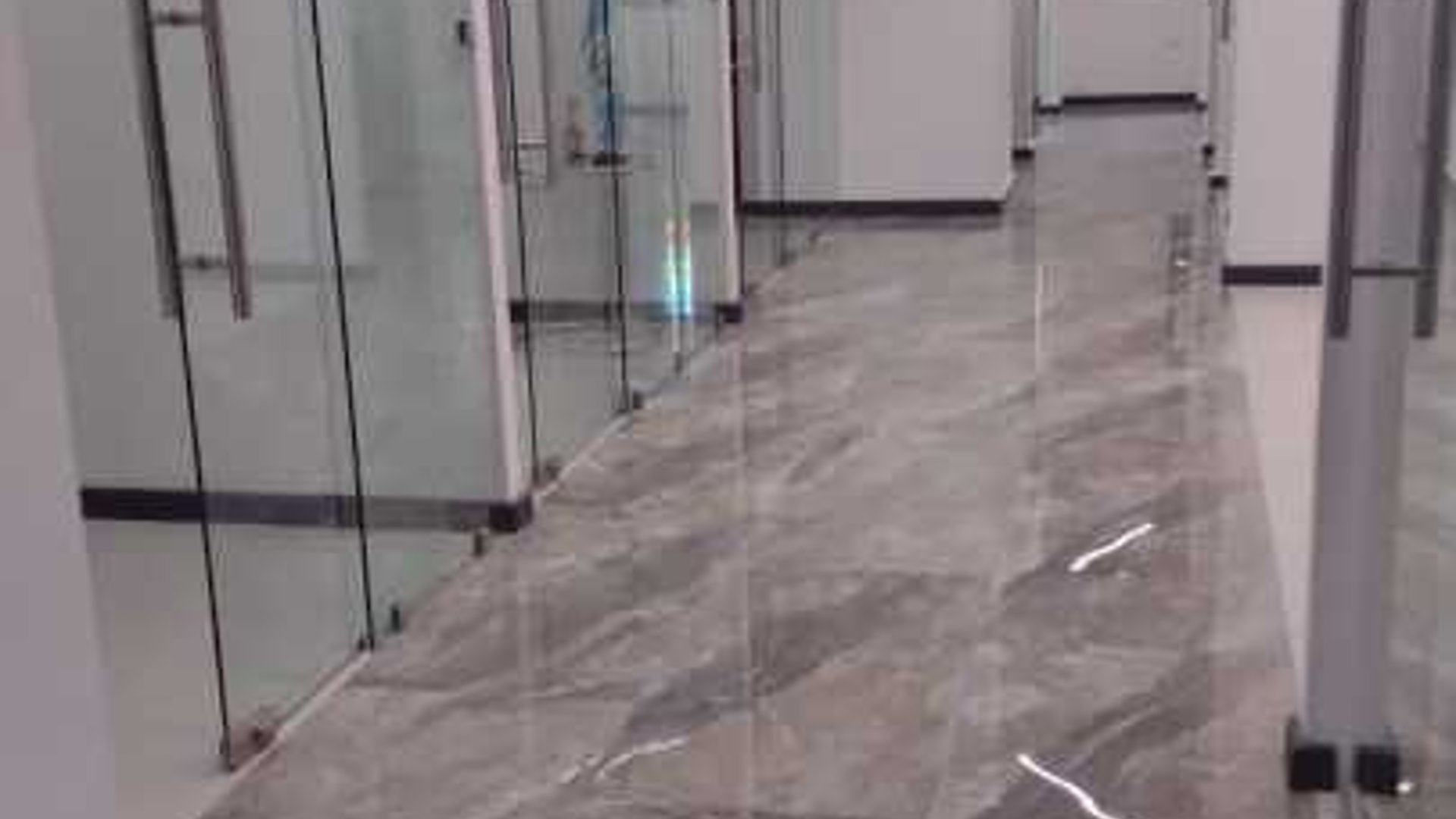Vendo Oficina en Europlaza zona 14 - Miniatura 6