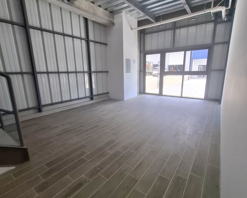 Ofibodega de Esquina en Renta, para estrenar en K13