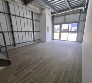 Ofibodega de Esquina en Renta, para estrenar en K13