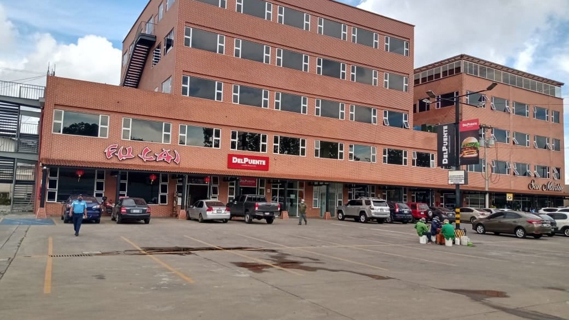 Local en Renta en Plaza Canadá, Zona 12 - Miniatura 2