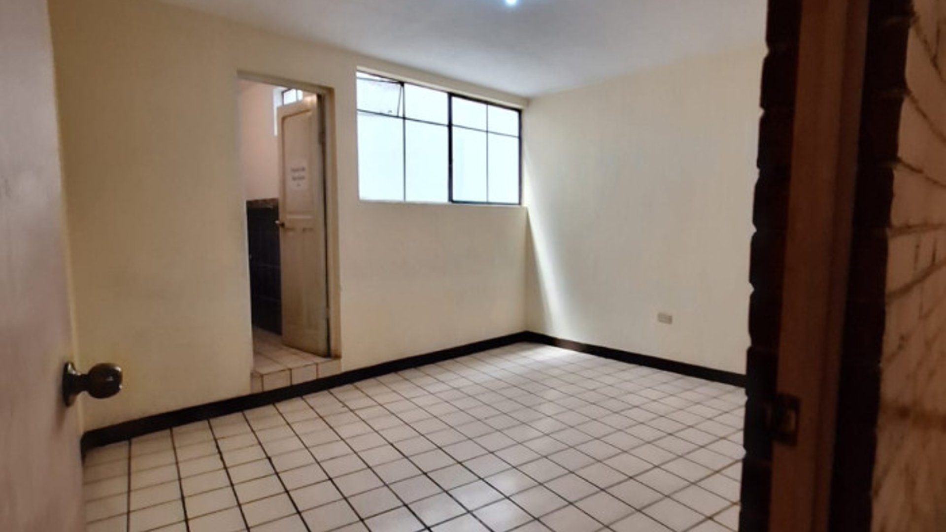 En Renta Local edificio comercial Quetzaltenango Zona 1 - Miniatura 3