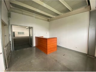 Edificio de oficinas con amplio parqueo en alquiler zona 9 - 2